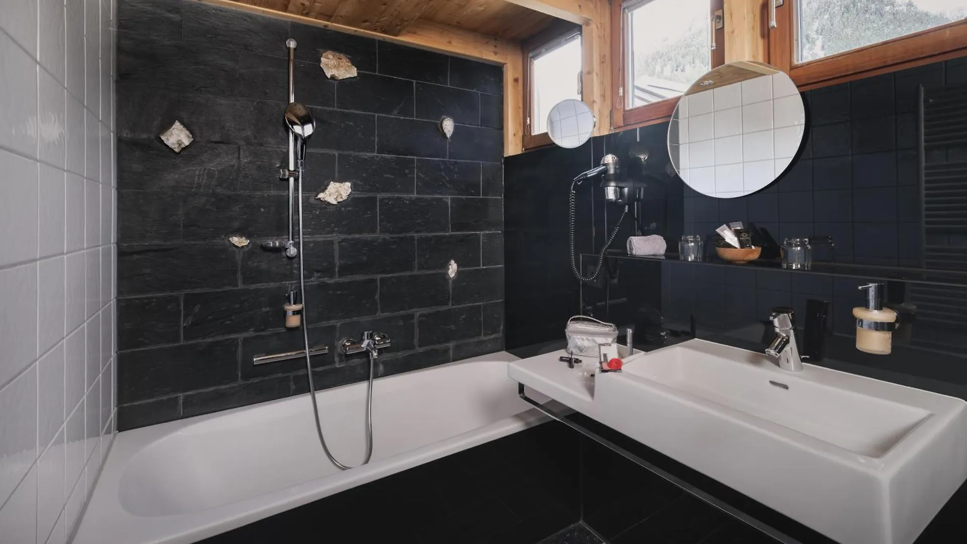 Hotel Goldener Adler - Im Sommer Silvretta Card Premium Inkludiert ايشجل 4*,  النمسا